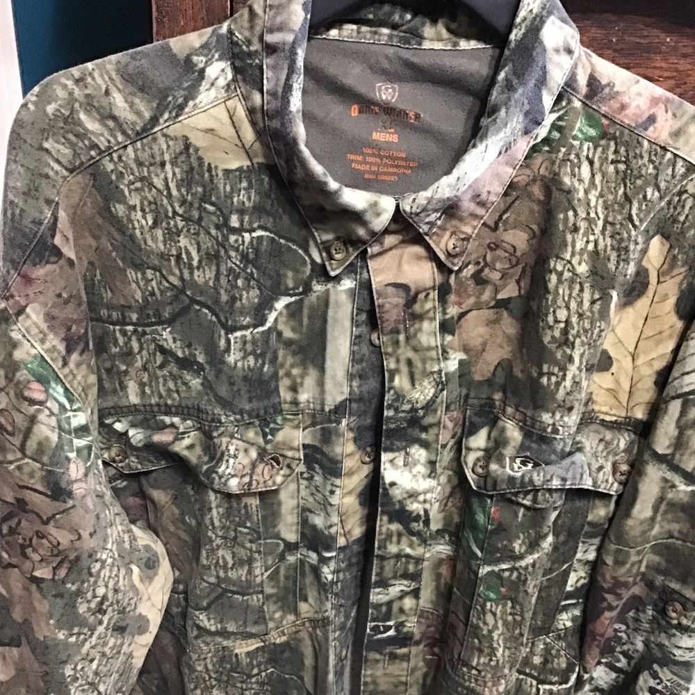 💚 3/$25 Game Winner XL men’s camouflage shirt
